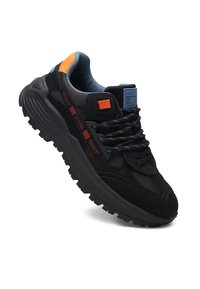 Svart atletisk sko med övre del i mesh och syntetmaterial, orange och blå detaljer, texturerad sula och svarta snören. Har en vadderad krage och tunga.