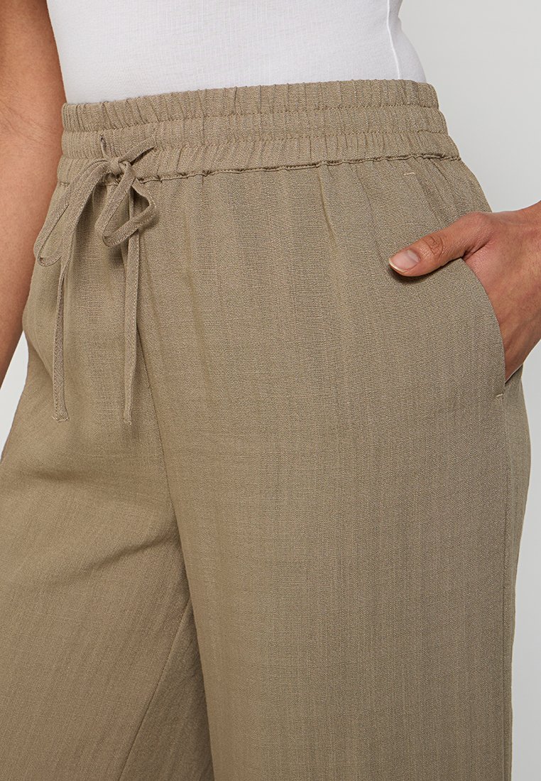 Khaki, leichte gewebte Hose mit elastischem Bund, Zugbandschnürung und seitlichen Taschen. Schlichtes, gerades Design mit glatter Oberfläche.