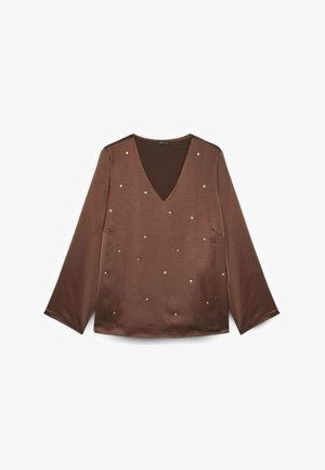 Maglietta marrone a maniche lunghe con scollo a V, texture liscia e borchie argentate distribuite uniformemente sulla parte anteriore.