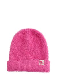 Rožinės spalvos pūkuota kepurė su sulankstomu briauna, pagaminta iš minkštos medžiagos. Šone yra balta etiketė su gėlių raštais.