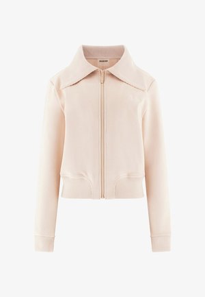 Cropped ritsjack in zachtroze stof, met een brede geribbelde kraag, geribbelde manchetten en zijkantaccenten. Subtiel logo op de borst.