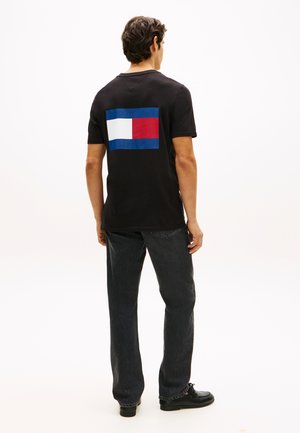 FLAG TEE EXCLUSIVE - Nyomott mintás póló - black