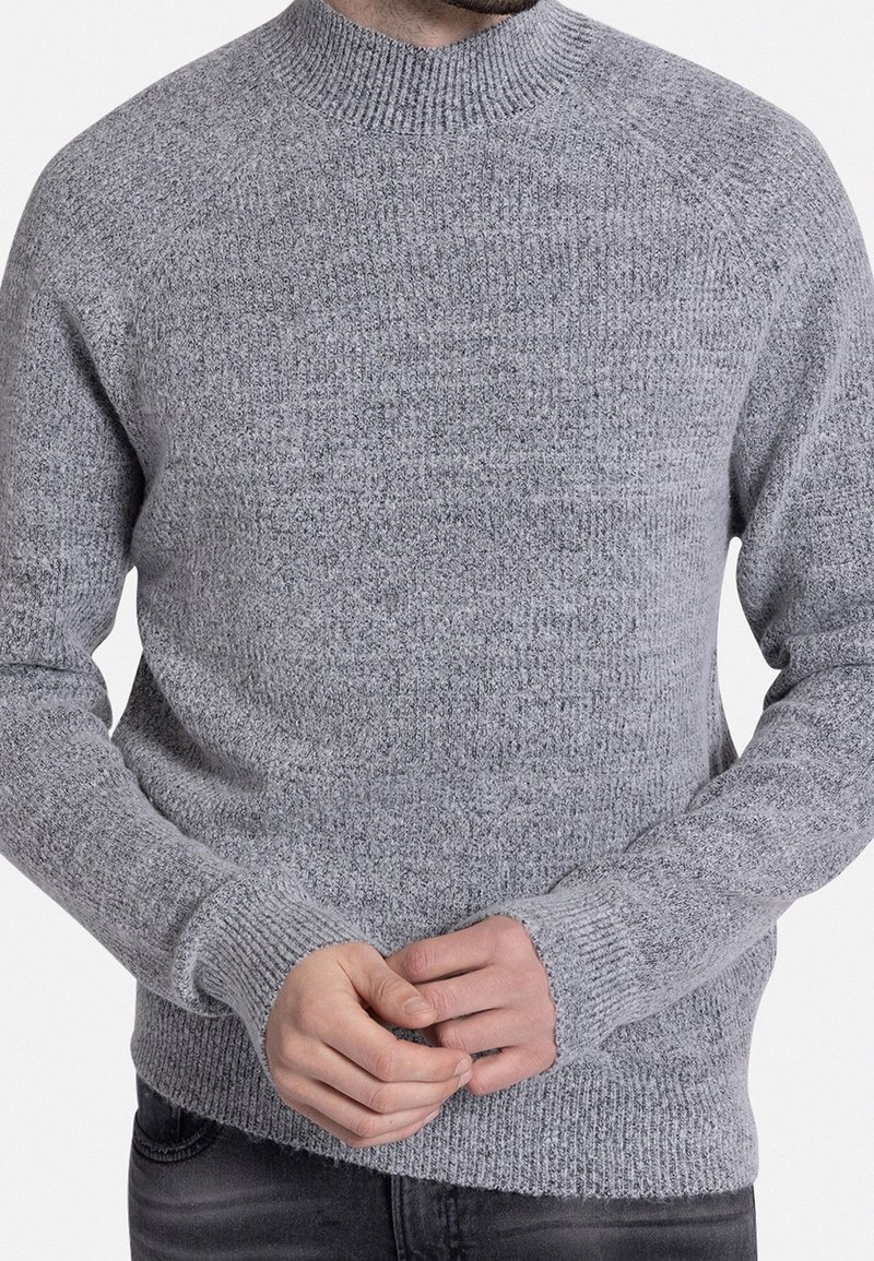 Grauer Strickpullover mit einem hohen Kragen, gerippten Bündchen und strukturiertem Muster. Verfügt über ein tailliertes Design und weichen, dehnbaren Stoff.