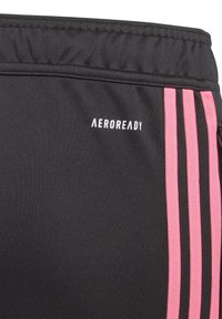 Schwarze Sportshorts aus glattem Stoff mit pinken Seitenstreifen. Mit dem „AEROREADY“-Logo in weißem Text an der Seite.