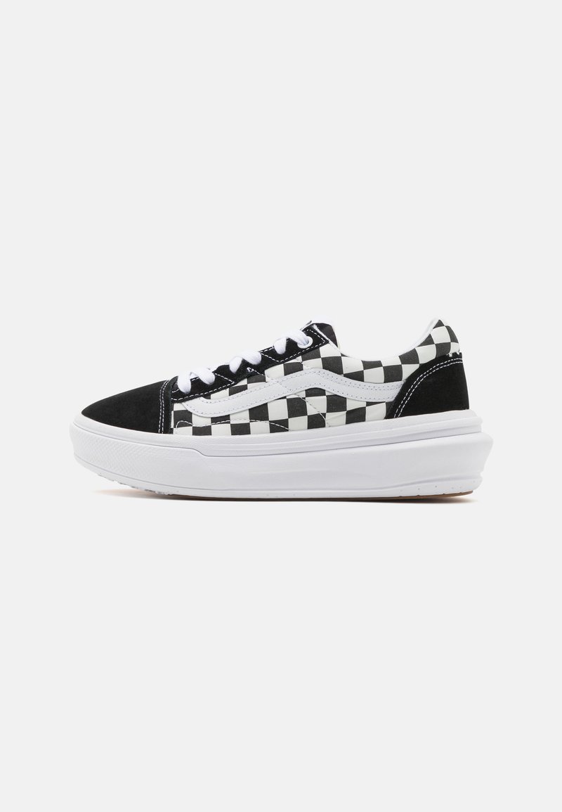 Baskets en toile noir et blanc à carreaux avec un capuchon en daim noir contrastant et une semelle en caoutchouc blanche. Présentent des lacets blancs et un logo sur le côté.