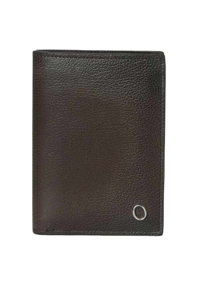 Portafoglio in pelle marrone, superficie texturizzata, design bifold, accento metallico nell'angolo inferiore destro, cuciture ordinate lungo i bordi.