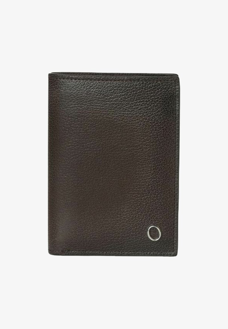 Portafoglio in pelle marrone, superficie texturizzata, design bifold, accento metallico nell'angolo inferiore destro, cuciture ordinate lungo i bordi.