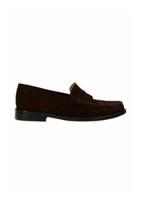 Bruine suède instapper met een moccasinneusontwerp, leren afwerking en een vlakke rubberen zool. Heeft stiksels langs de bovenkant voor extra detail.