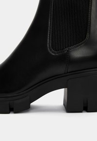PULL&BEAR Kotníkové boty na platformě - black