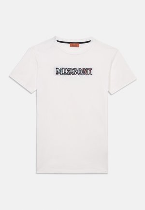 Camiseta de algodón blanca con un logo texturizado de "MISSONI" en bordado multicolor en la parte frontal, cuello redondo y mangas cortas.