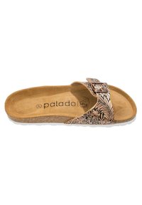 Sandal in pelle sintetica marrone con motivo floreale inciso, fibbia metallica regolabile e soletta in sughero. Suola esterna bianca testurizzata per una migliore aderenza.