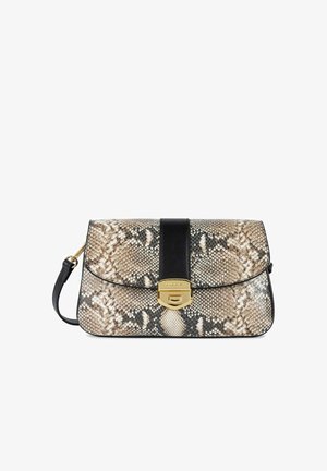 Borsa a stampa serpente in beige e nero, con un flap in pelle liscia e una chiusura in tonalità oro. Presenta una tracolla nera rimovibile.