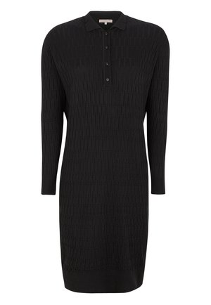 Czarna dzianinowa sukienka z kołnierzem polo, długimi rękawami, zapinana na guziki z przodu, ozdobiona teksturowanym wzorem, o prostym kroju, zaprojektowana tak, aby podkreślić sylwetkę.