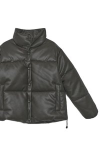 Giacca a vento in ecopelle verde scuro, con colletto alto, bottoni a pressione e tasche laterali, caratterizzata da una texture liscia e lucida.