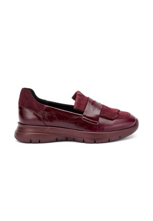 Zapatos slip-on burdeos con materiales de cuero y gamuza, que presentan una suela gruesa, acentos de borlas y una textura suave.