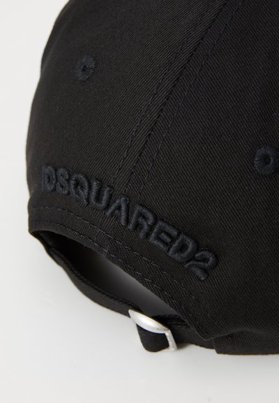 Casquette de baseball noire en coton avec le logo "DSQUARED2" brodé. Elle dispose d'une visière incurvée et d'une sangle ajustable avec boucle en métal.