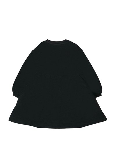 Czarna sukienka z długimi rękawami i marszczonym pasem, wykonana z miękkiego materiału. Kształt litery A z rozkloszowanym dołem. Prosty, minimalistyczny design.