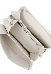 Borsa a mano in pelle bianca con design strutturato e accessori in oro. Presenta doppi scomparti e una morbida fodera interna.