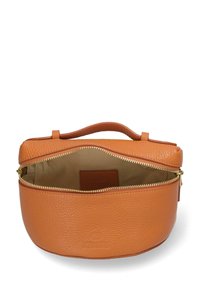 Borsa in pelle arancione con finitura texturizzata. Forma arrotondata, manico superiore e dettagli con zip dorata. Tessuto interno beige.