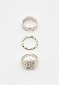 Drie zilveren ringen: een gladde band, een gedraaide uitvoering en een signetring met een rozengraveerwerk. Heldere, metallic afwerking en verschillende vormen.