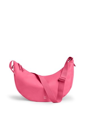 Borsa a tracolla rosa con tracolla regolabile, chiusura con cerniera e logo "Got Bag" discreto sul davanti, mostrata su sfondo bianco.