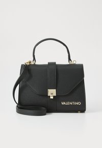 Bolso de mano de cuero negro con un diseño estructurado, herrajes dorados, asa superior y una correa para el hombro desmontable. Presenta una superficie texturizada y logo.