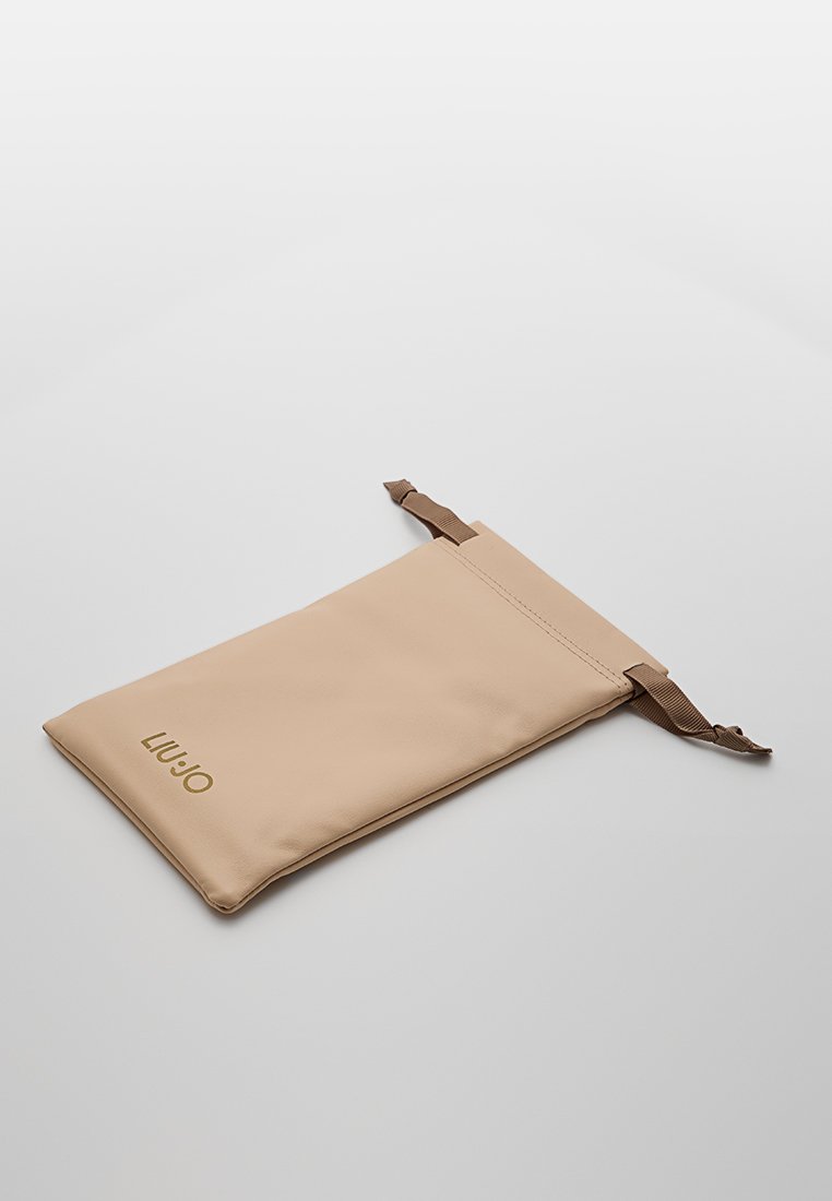 Beige zacht zakje met trekkoordsluiting en het "LIU·JO"-logo in goud gedrukt op een effen lichtgrijze achtergrond.