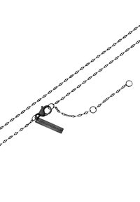 Schwarze Metallkette mit länglichen Gliedern, ausgestattet mit einem Karabinerhaken und einem rechteckigen Anhänger, der mit "LIEBESKIND BERLIN" graviert ist.