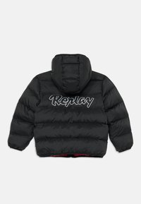 Černá padded bunda s kapucí, se štepovaným designem a bílým logem "Replay" na zadní straně. Měkká textura a izolační materiál.