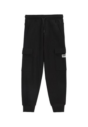 Czarne spodnie cargo typu jogger z elastycznym pasem, sznurkiem do wiązania, bocznymi kieszeniami i ściągaczami przy nogawkach, z małą białą metką na jednej z kieszeni.