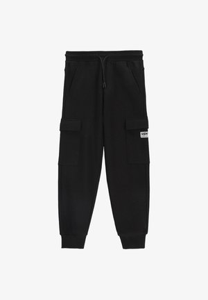Czarne spodnie cargo typu jogger z elastycznym pasem, sznurkiem do wiązania, bocznymi kieszeniami i ściągaczami przy nogawkach, z małą białą metką na jednej z kieszeni.