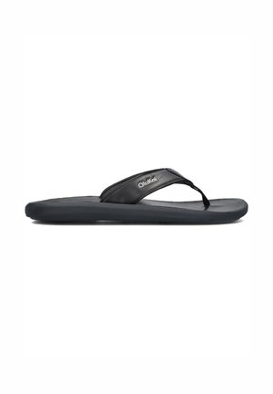 Zwarte flip-flops met een rubberen zool, dunne band en logo-detail op de band. Eenvoudig ontwerp, vlak profiel, geschikt voor casual dragen.