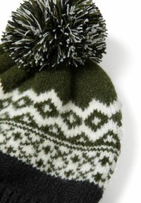 Kötött gyapjú sapka olíva zöld felső résszel, fekete bordás zenekarral és fehér geometrikus mintával. Tartalmaz egy nagy fekete-fehér pom-pomot.