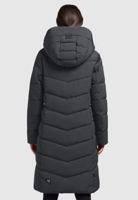 Tumedassehall puffer-jakk, millel on kapuuts, millel on kaldu tikkimismuster, pikad varrukad ja logo detail hemmi lähedal.