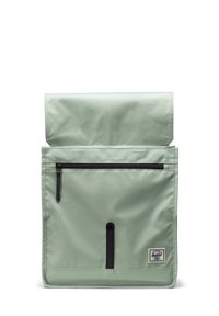 Lichtgroene rugzak met een rol-top ontwerp, voorzien van een zwarte ritszak en een merklabel. Gemaakt van glad, duurzaam materiaal.