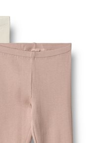 Nærbillede af to ribstrikkede linninger på beige og lyserøde leggings, der viser syning og stoftekstur.