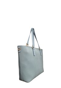 Borsa a tracolla in pelle azzurra chiara con finitura testurizzata, dotata di due manici e dettagli in metallo dorato. Permette un facile accesso e trasporto.