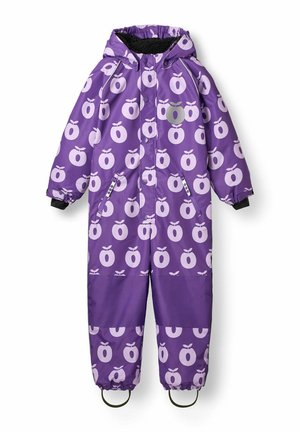 Combinaison de neige une pièce violette pour enfant avec capuche et motif pommes roses, fermeture éclair et pression devant, genoux renforcés et brides élastiques pour les pieds.