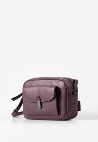 Lila Leder-Crossbody-Tasche mit strukturiertem Finish, einer Fronttasche und Reißverschluss. Verfügt über einen verstellbaren Trageriemen und minimalistischen Beschlägen.