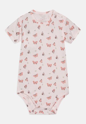 Bodysuit dla niemowląt z krótkim rękawem w jasnoróżowym kolorze, z nadrukiem motyla. Zapięcia na napy na ramionach i na dole ułatwiające ubieranie.