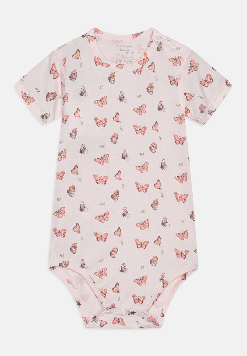 Βρεφικό κορμάκι με κοντά μανίκια σε απαλό ροζ βαμβάκι, διακοσμημένο με σχέδιο πεταλούδας. Κουμπώματα στους ώμους και στο κάτω μέρος για εύκολη ντύσιμο.