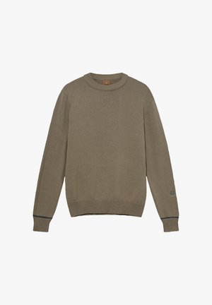 Svetra v barvi khaki z okroglim ovratnikom, rebrastim robom in manšetami, pleteno teksturo ter subtilnim logotipom na levem rokavu. Narejen iz mehkega materiala.