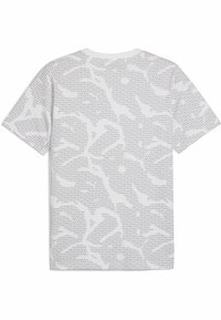 Hvid t-shirt med korte ærmer, der har et gentaget tekstmønster. Materialet ser blødt ud, med en glat tekstur og en afslappet pasform.