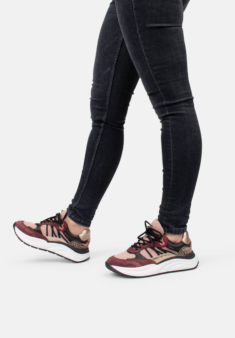 Sportliche Sneaker in Bordeaux, Schwarz und Blush-Pink mit Mesh- und Wildleder-Texturen, ausgestattet mit einer weißen Zwischensohle und schwarzen Schnürsenkeln.