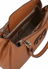 Borsa a mano in pelle marrone con dettagli in oro, scomparti con zip, fodera interna con motivo del logo e dettagli plissettati.