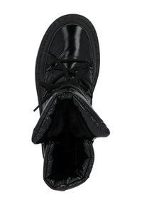 Svart lackläder stövel med ett vadderat, fluffigt inre. Har platta skosnören och en rund tå. Distinkt höga design.