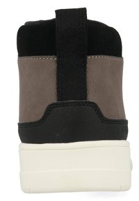 Hoge sneaker van bruin leer met zwart suede bij de kraag. Heeft een gestructureerde zwarte lus aan de achterkant en een witte rubberen zool.