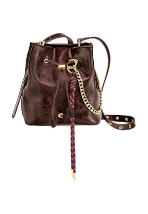Ciemnobrązowa torba typu bucket wykonana ze skóry, z regulowanym paskiem, złotym łańcuszkiem jako detalem oraz zamknięciem na ściągacz z zakończeniami z plecionego sznurka.