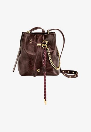 Dunkelbraune Leder-Schultertasche mit verstellbarem Riemen, goldener Kettendetail und Zugbandverschluss mit geflochtenen Kordelenden.