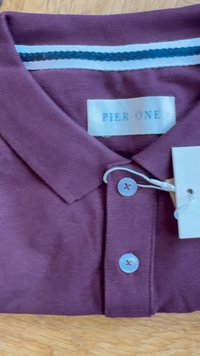 Weinrote Poloshirt mit gestricktem Kragen, versehen mit einem blau-weiß gestreiften Akzent. Zwei hellblaue Knöpfe und das Markenschild sind sichtbar.
